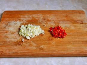 利用这时间将蒜去皮切碎，辣椒洗干净切段。