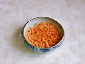 虾米冷水冲洗两遍，再加入料酒，少量冷水泡20分钟。