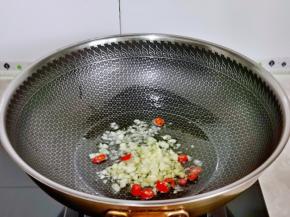 起油锅，加入蒜末与辣椒煸炒出香味。