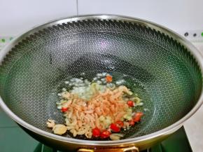 再加入泡发的虾米翻炒。