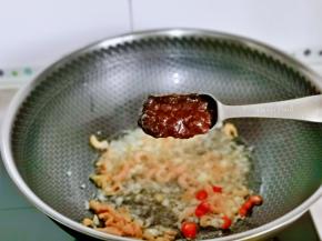 再加入豆瓣酱。