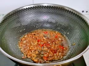 小火翻炒两分钟即可关火。