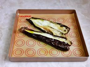 取出烤好的茄子，用一根筷子从茄子中间划开。