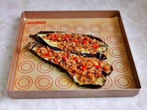 再把做好的虾米酱盛在茄子上铺平。