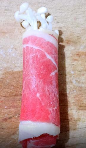 肥牛卷金针菇成圆柱体