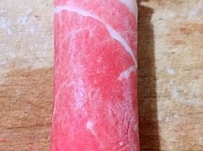 肥牛卷金针菇成圆柱体