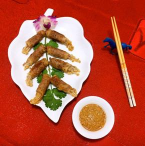 关键的一步是调蘸料汁蒜泥、芝麻酱、涝汁、糖拌匀蘸着金针菇肥牛卷吃起来别有一番滋味