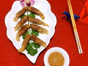 关键的一步是调蘸料汁蒜泥、芝麻酱、涝汁、糖拌匀蘸着金针菇肥牛卷吃起来别有一番滋味