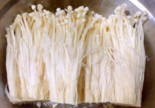 金针菇在清水中洗净后挤压出多余水份