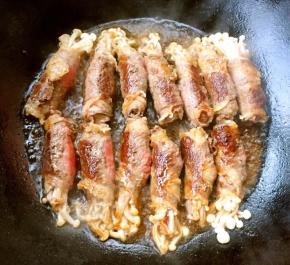 金针菇肥牛卷煎至两面变色微微金黄色撒上盐入味即可出锅