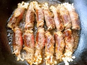 金针菇肥牛卷煎至两面变色微微金黄色撒上盐入味即可出锅