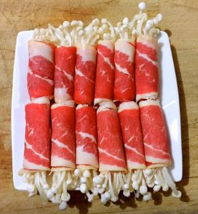 金针菇肥牛卷依次卷好摆入盘中