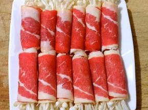 金针菇肥牛卷依次卷好摆入盘中