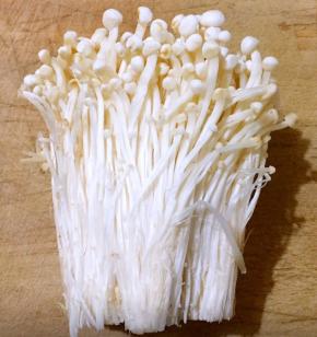 金针菇剪去根部备用
