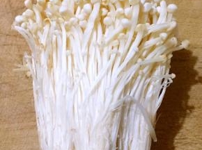 金针菇剪去根部备用