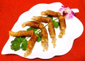 盘中摆上香菜再依次摆上金针菇肥牛卷有小花做装饰就大功告成了