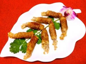 盘中摆上香菜再依次摆上金针菇肥牛卷有小花做装饰就大功告成了