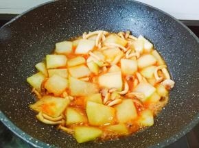 开中火炖至汤汁收干。