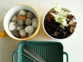 准备好食材。丸子之类是买的现成的，回家清洗下即可。黑木耳提前用温水泡发，然后清洗干净备用。香菇和花菜清洗干净后切成小块。