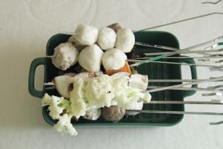 可以用竹签或者不锈钢烤钎都行。然后将食材按个人喜欢串在烤钎上。一串4-5个就好。