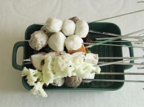 可以用竹签或者不锈钢烤钎都行。然后将食材按个人喜欢串在烤钎上。一串4-5个就好。