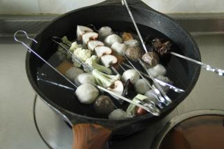 然后将串好的食材放入锅里，倒入清水没过食材，开大火煮开焯水。将食材都焯熟！