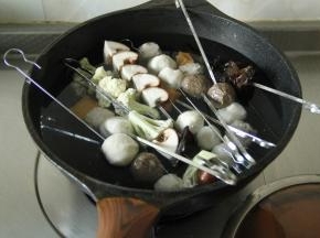 然后将串好的食材放入锅里，倒入清水没过食材，开大火煮开焯水。将食材都焯熟！