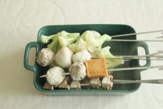 焯熟后捞出，放入深碗中。