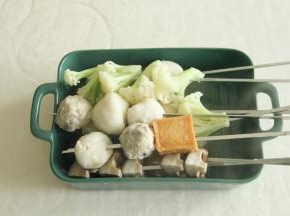 焯熟后捞出，放入深碗中。