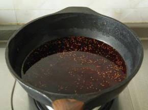 然后将钵钵鸡红油拌菜调料中的酱包和红油包取出，倒入干净锅里，倒入450克清水，开大火煮开备用。