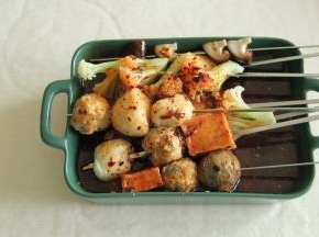 煮开后，将煮好的料倒入装有食材的深碗中。