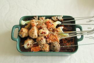 然后撒上白芝麻，浸泡5-10分钟即可！中途可以翻面，让串串更入味！