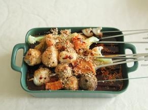 然后撒上白芝麻，浸泡5-10分钟即可！中途可以翻面，让串串更入味！