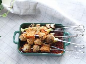 就是这么简单！然后就开吃吧，辣的哦！喜欢香菜的小伙伴还可以撒把香菜！我是不怎么喜欢，所以撒了满满的白芝麻就开吃啦！麻辣鲜香！最好再来罐雪碧就更完美了！
只能偶尔吃吃哦！毕竟辣的对肠胃毕竟刺激，偶尔解馋，还是不错的！