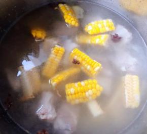 放入玉米中火煮二十分钟