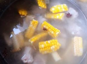 放入玉米中火煮二十分钟