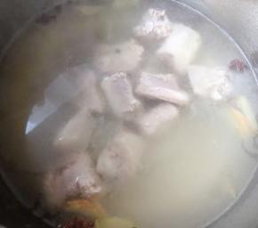 排骨煮至六成熟放入盐