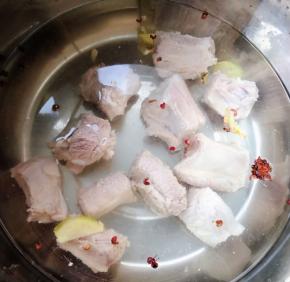 排骨放入锅中添加适量清水放入花椒、八角、姜片、料酒、糖大火煮起来