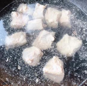 锅中烧开水放入排骨焯水去除多余油脂和杂质