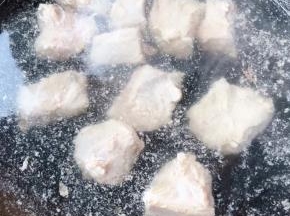 锅中烧开水放入排骨焯水去除多余油脂和杂质