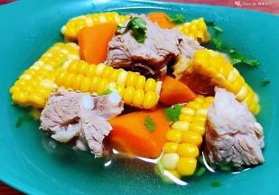 美味诱人的玉米排骨排骨汤装入容器中就大功告成了