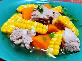 美味诱人的玉米排骨排骨汤装入容器中就大功告成了