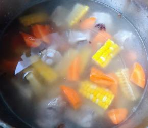 放入胡萝卜块中火煮是十分钟