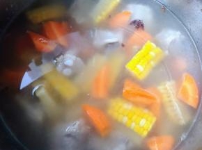 放入胡萝卜块中火煮是十分钟