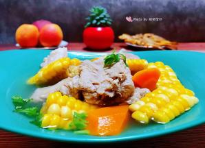 搭配煎鱼和水果真是营养好丰盛哦