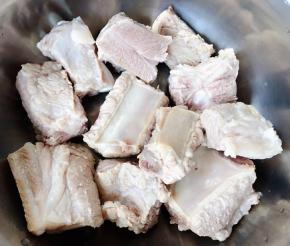 焯好水的排骨立即放入冷水中冲洗干净沥干水份