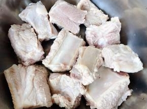 焯好水的排骨立即放入冷水中冲洗干净沥干水份
