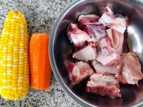 准备原材料新鲜的排骨在清水中浸泡一会儿玉米是煮好的胡萝卜去皮