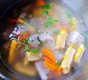 排骨玉米胡萝卜煮至熟透入味放入味精和香菜提鲜即可出锅享用