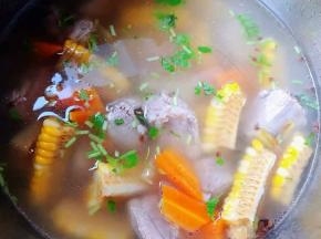 排骨玉米胡萝卜煮至熟透入味放入味精和香菜提鲜即可出锅享用